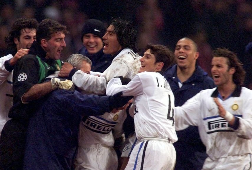 لاعبو إنتر ميلان يحتفلون مع مدربهم الايطالي لويجي سيميوني بعد تسجيلهم هدفاً - REUTERS