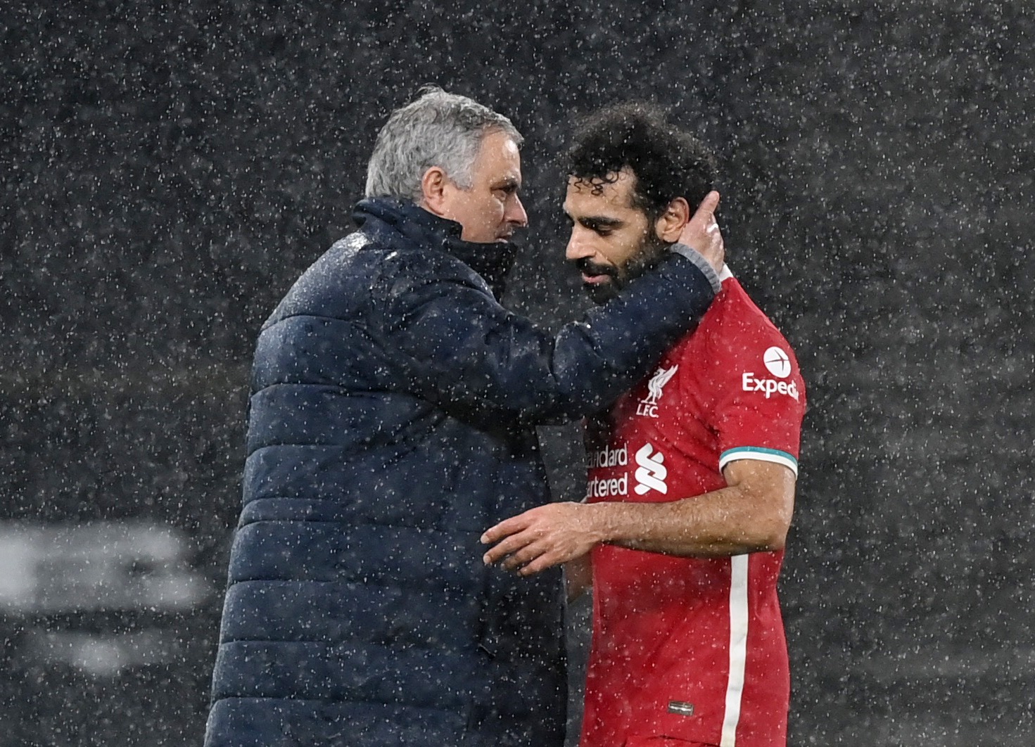 جوزيه مورينيو مدرب توتنهام يصافح محمد صلاح مهاجم ليفربول - 29 يناير 2021