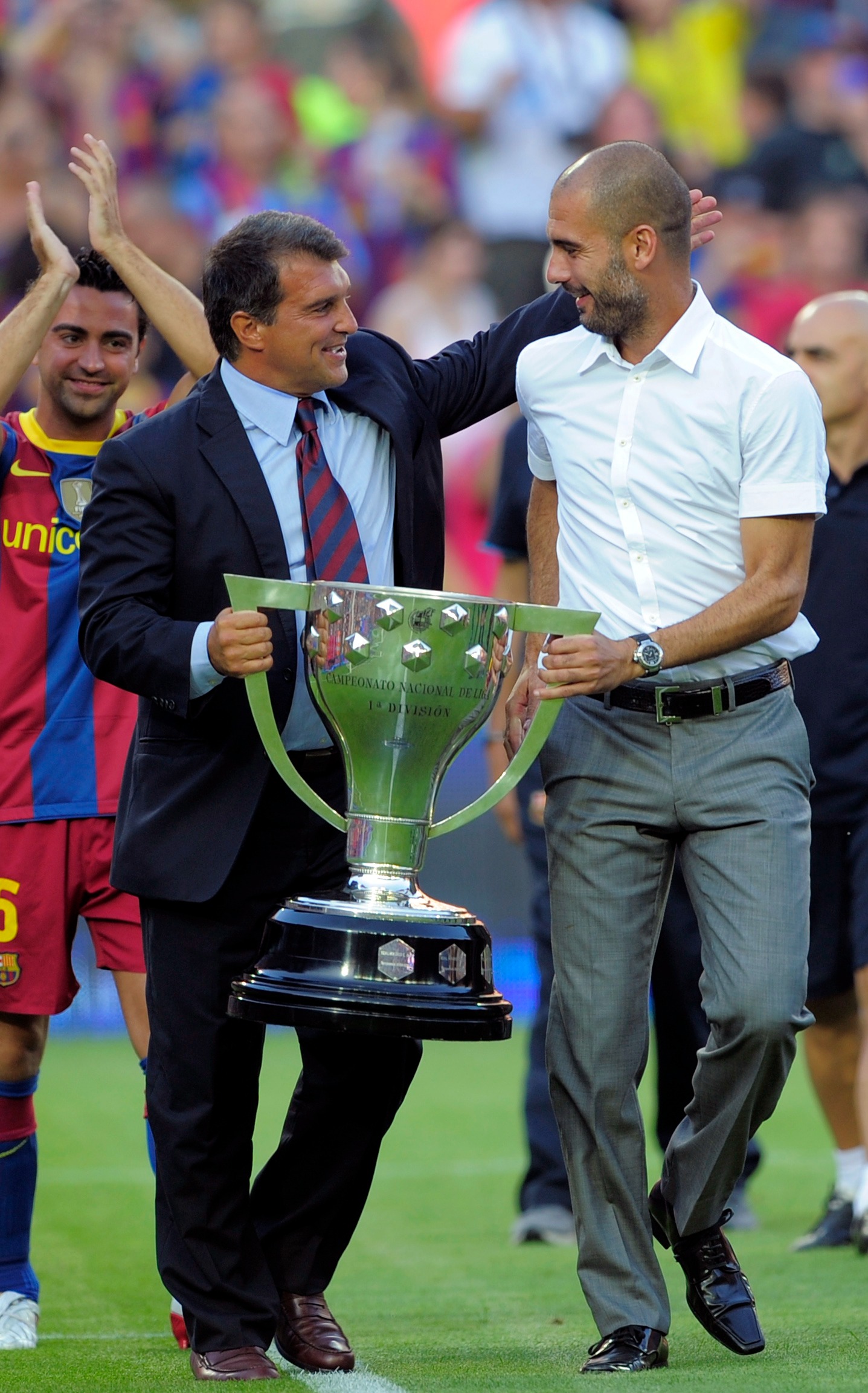 بيب غوارديولا مدرب برشلونة ورئيس النادي جوان لابورتا يحملان كأس الدوري الإسباني بموسم 2009-2010 - 25 أغسطس 2010