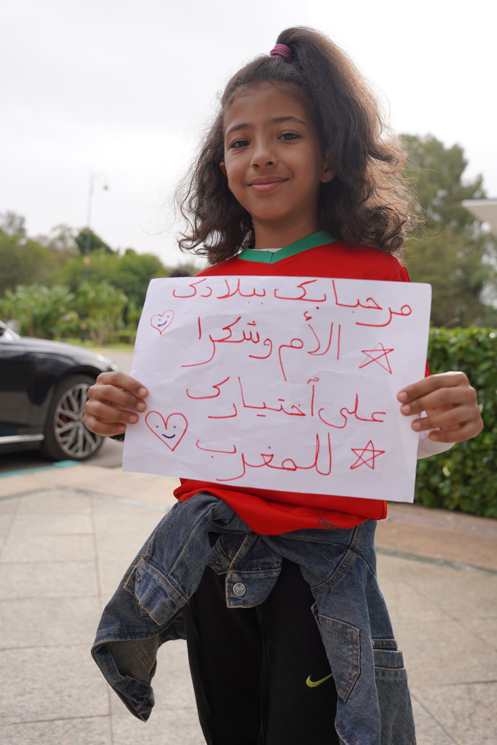 طفلة تحمل لافتة ترحيب بإبراهيم دياز لدى وصوله إلى مطار سلا بالرباط للانضمام إلى منتخب المغرب - 18 مارس 2024