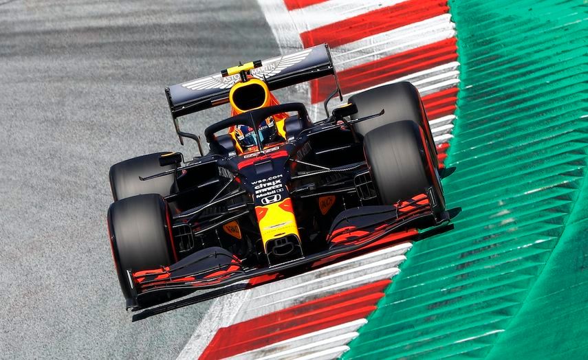 سائق ريد بول الهولندي ماكس فيرستابن يقود سيارته خلال منافسات التجارب الرسمية الخاصة بجائزة النمسا الكبرى - AFP