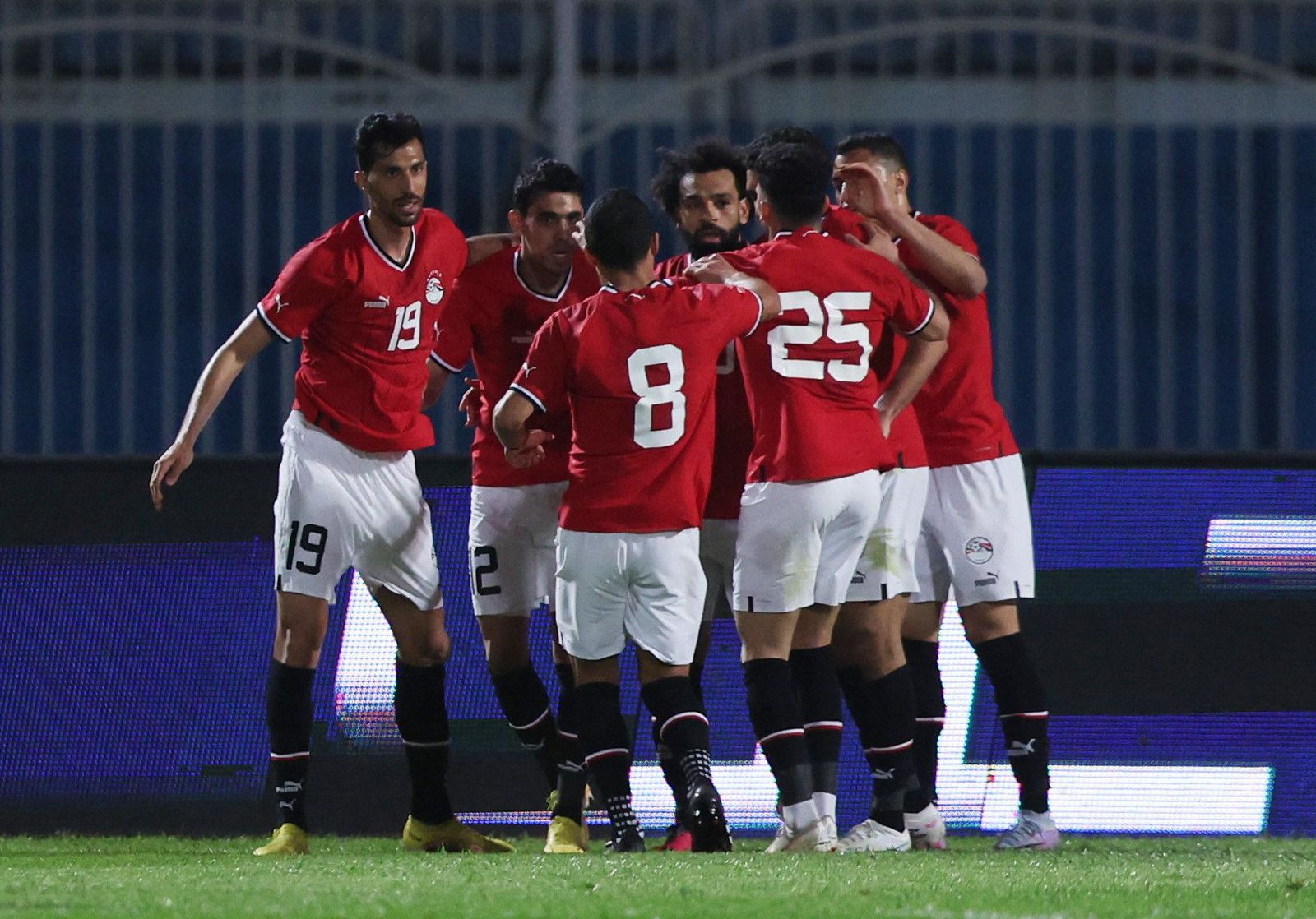 لاعبو مصر يحتفلون بعد تسجيل محمد صلاح الهدف الأول في مرمى مالاوي في تصفيات كأس أمم إفريقيا - 24 مارس 2023
