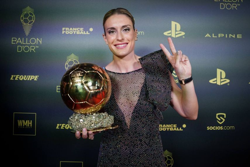 أليكسيا بوتياس لاعبة برشلونة بعد تتويجها بجائزة الكرة الذهبية - 17 أكتوبر 2022 