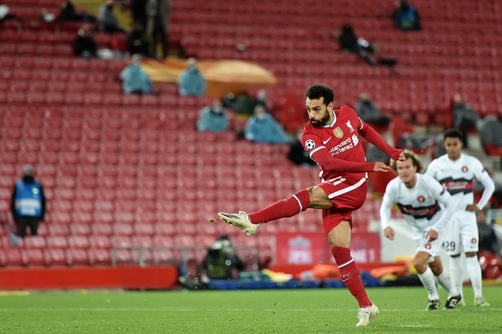 لاعب ليفربول المصري محمد صلاح يسدد ركلة جزاء ضد ميدتيلاند في دوري أبطال أوروبا في 27 أكتوبر 2020