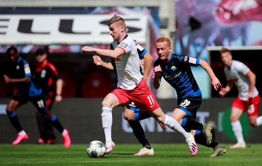 يتحكم مهاجم لايبزيغ الألماني تيمو فيرنر في الكرة خلال مباراة دوري الدرجة الأولى الألماني لكرة القدم RB Leipzig v SC Paderborn 07 في 6 يونيو 2020 في لايبزيغ ، شرق ألمانيا. (تصوير حنبعل هانشكي / بول / وكالة الصحافة الفرنسية) / لوائح DFL تحظر أي استخدام للصور الفوتوغرافية كمقاطع و / أو فيديو شبه - AFP