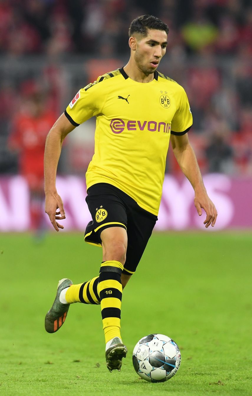 مدافع دورتموند المغربي أشرف حكيمي يلعب الكرة خلال مباراة دوري الدرجة الأولى الألماني بين بايرن ميونخ وبوروسيا دورتموند في الملعب في ميونيخ ، جنوب ألمانيا ، 9 نوفمبر ، 2019. (تصوير كريستوف ستاتش / وكالة الصحافة الفرنسية) / قيود: مباراة أثناء المباراة الوقت: قواعد DFL للحد من الاستخدام عبر الإنترنت إلى 15 صورة لكل مباراة وتسلسل الصور المحظورة لمحاكاة الفيديو. == يقتصر على الاستخدام التحريري == لمزيد من الأسئلة ، يرجى الاتصال مباشرة بـ DFL مباشرة على + 49 69 650050 - AFP