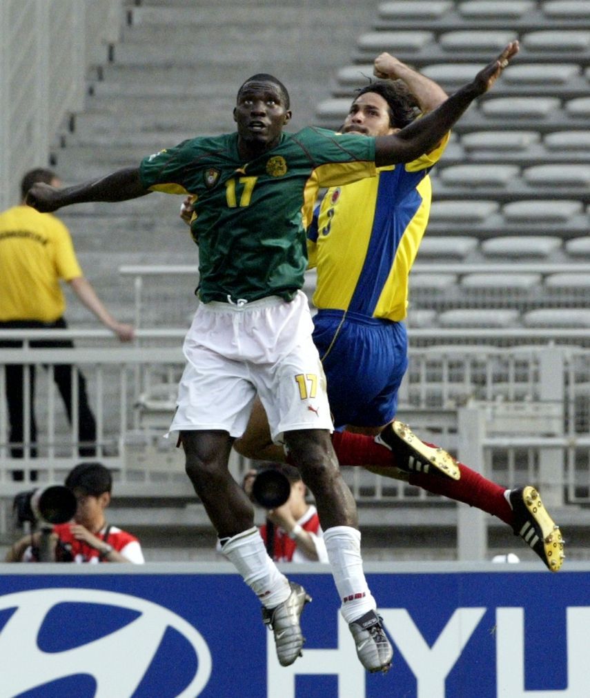 مارك-فيفيان فوي من الكاميرون في مواجهة  كولومبيا خلال مباراة نصف النهائي لكأس القارات - reuters 