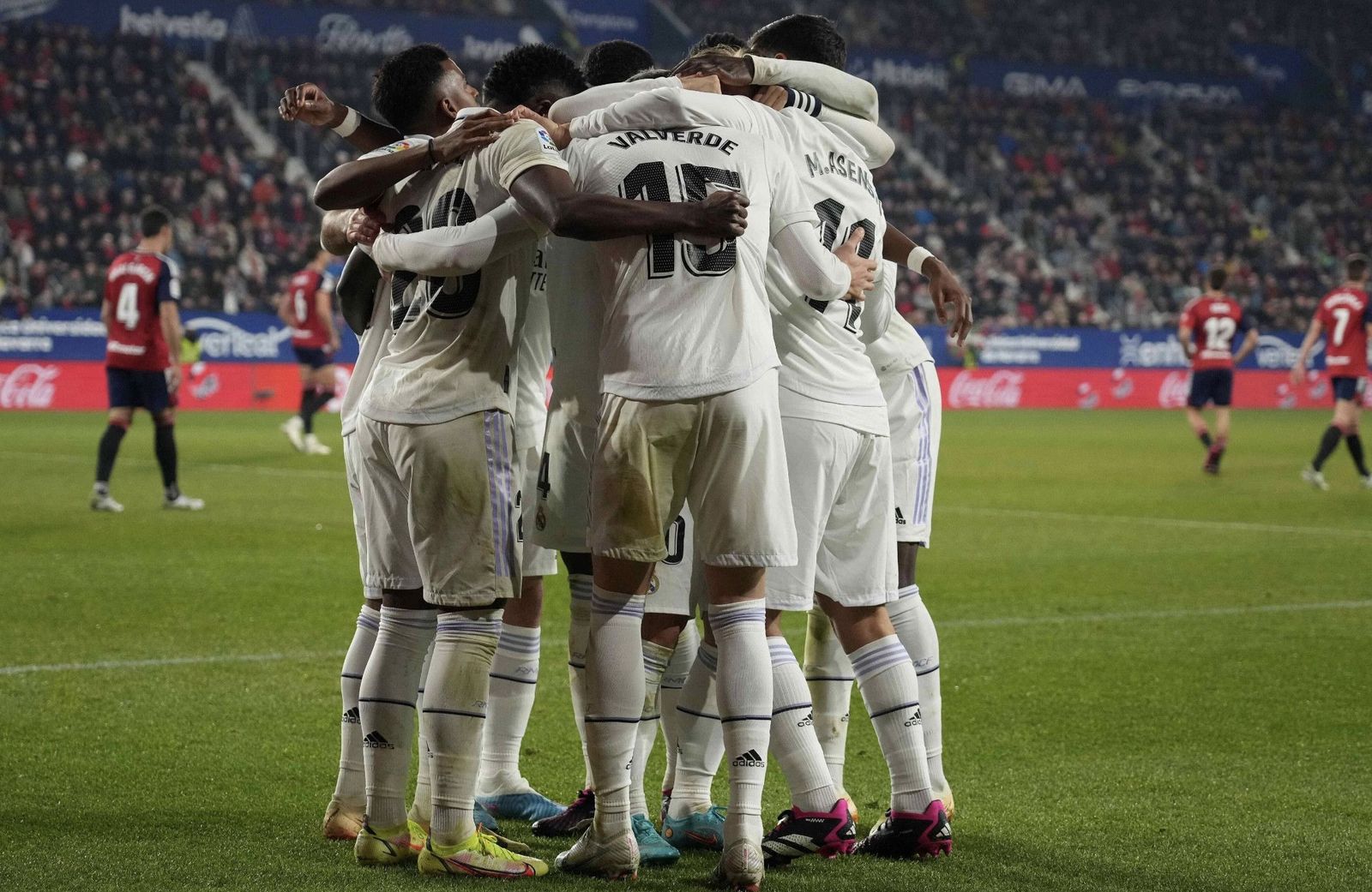 لاعبو ريال مدريد يحتفلون بالفوز على أوساسونا 18-2-2023