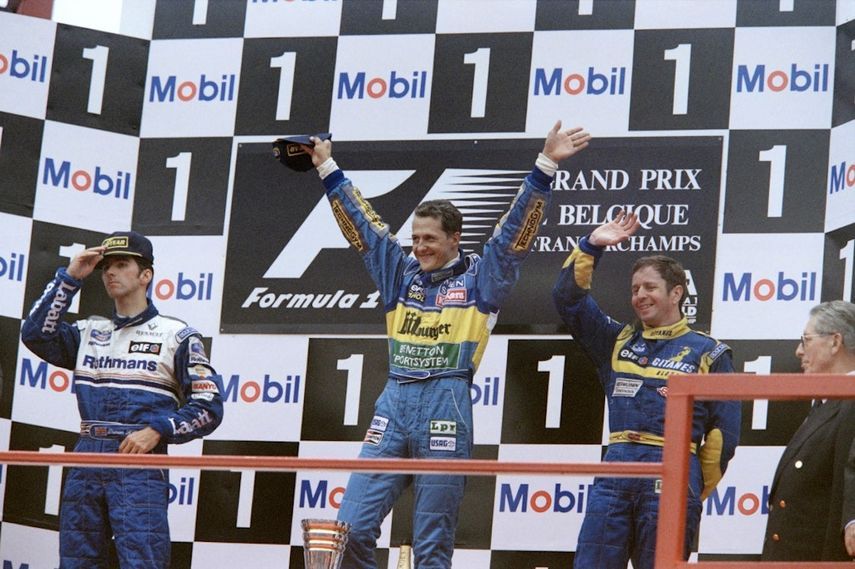 احتفل السائق الألماني مايكل شوماخر (المركز الأول) والسائقان البريطانيان دامون هيل (المركز الثاني) ومارتن براندل (المركز الثالث) على المنصة بعد فوزه بسباق بلجيكا للفورمولا 1 في 27 أغسطس 1995 في سبا فرانكورشان - AFP