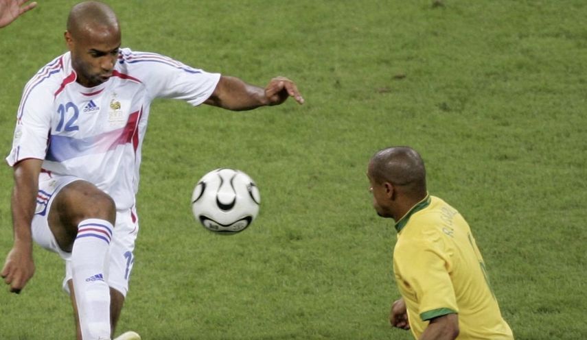 تييري هنري يتفوق على روبرتو كارلوس في كأس العالم 2006