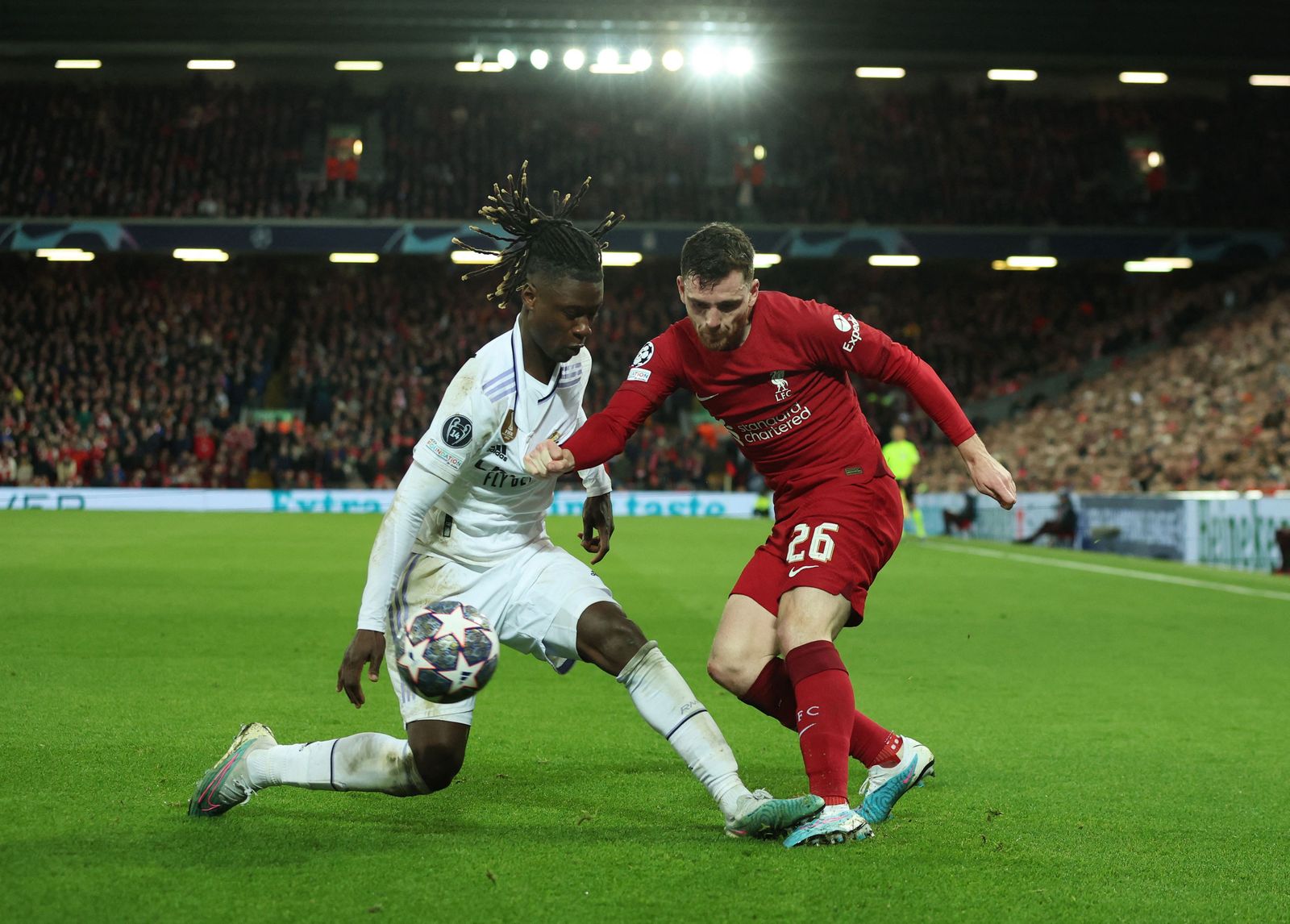 صراع على الكرة بين إدواردو كامافينغا لاعب ريال مدريد وأندرو روبرتسون لاعب ليفربول - 21 فبراير 2023