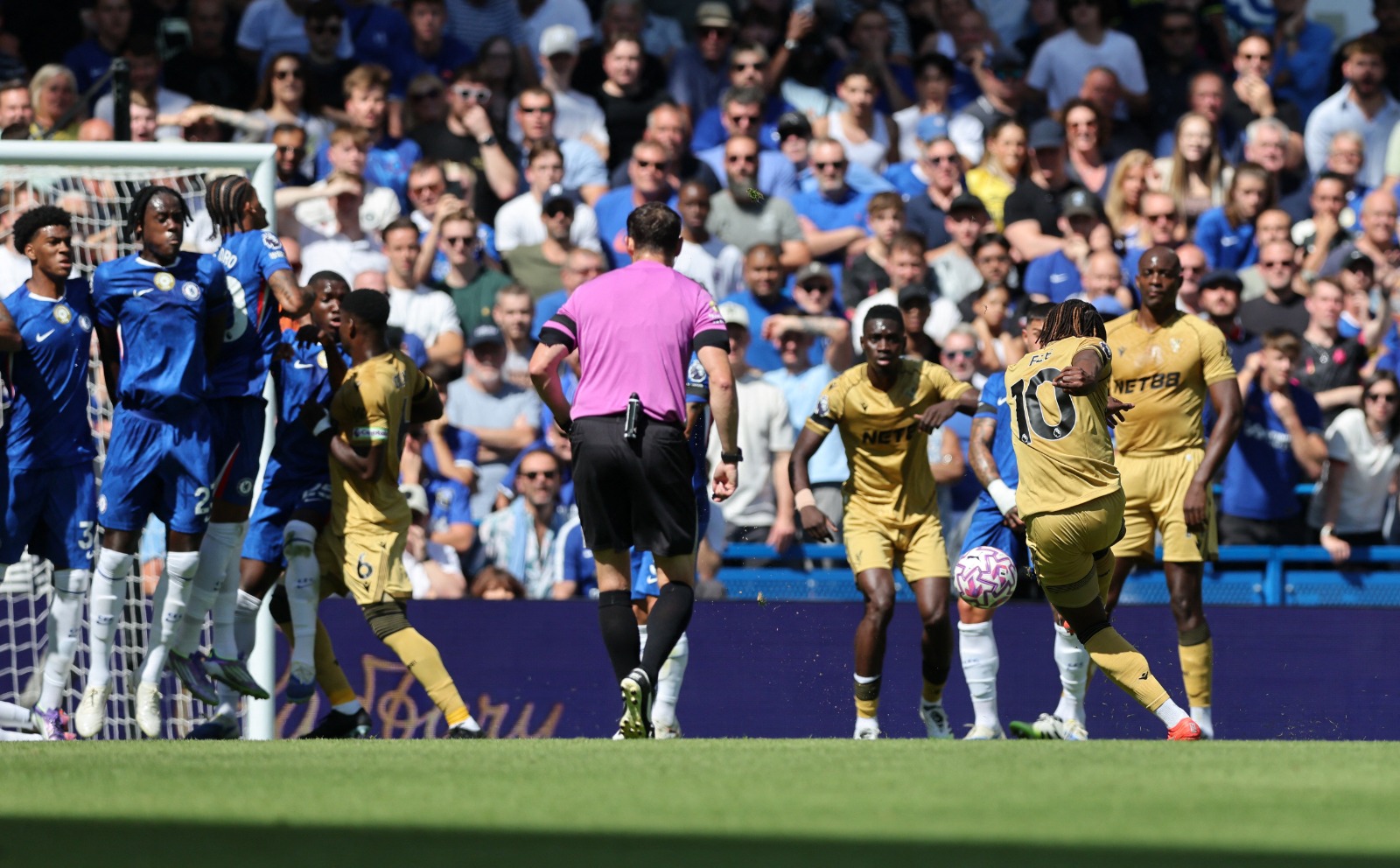 إبريتشي إيزي لاعب كريستال بالاس يسدد داخل مرمى تشيلسي قبل إلغاء الهدف - 17 أغسطس 2025