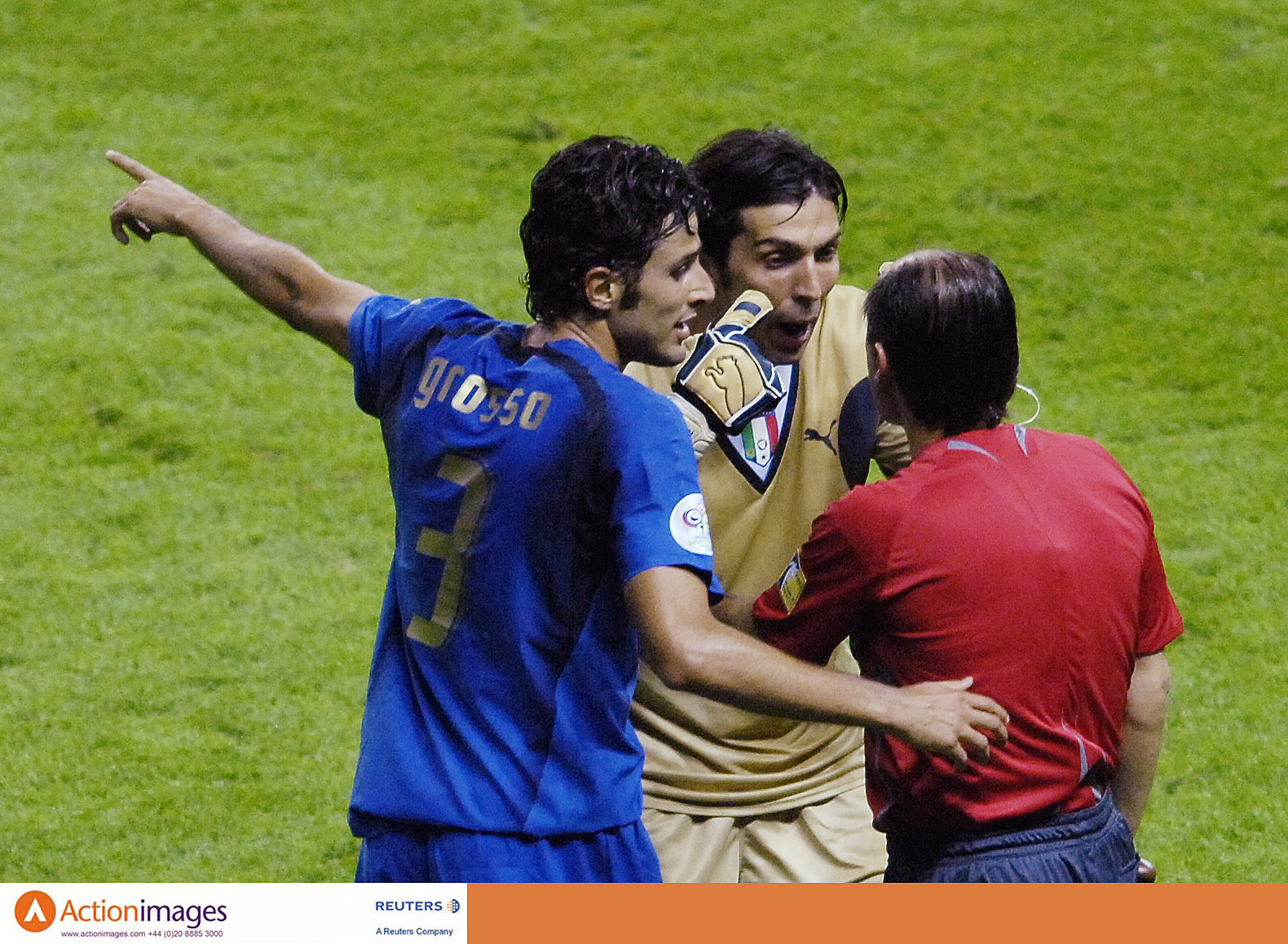 جيانلويجي بوفون وفابيو غروسو يعترضان لدى الحكم المساعد قبل طرد زين الدين زيدان خلال نهائي كأس العالم بين إيطاليا وفرنسا - 9 يوليو 2006