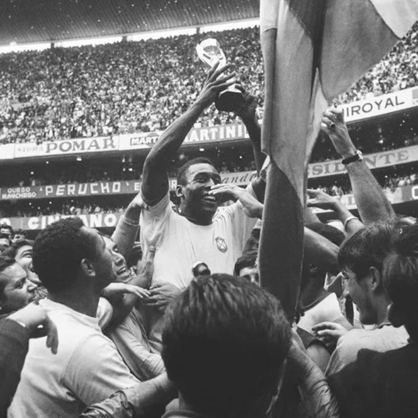 بيليه يحمل كأس العالم 1962  