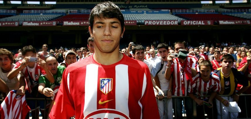 أغويرو خلال تقديمه لاعبا لأتلتيكو مدريد - AFP