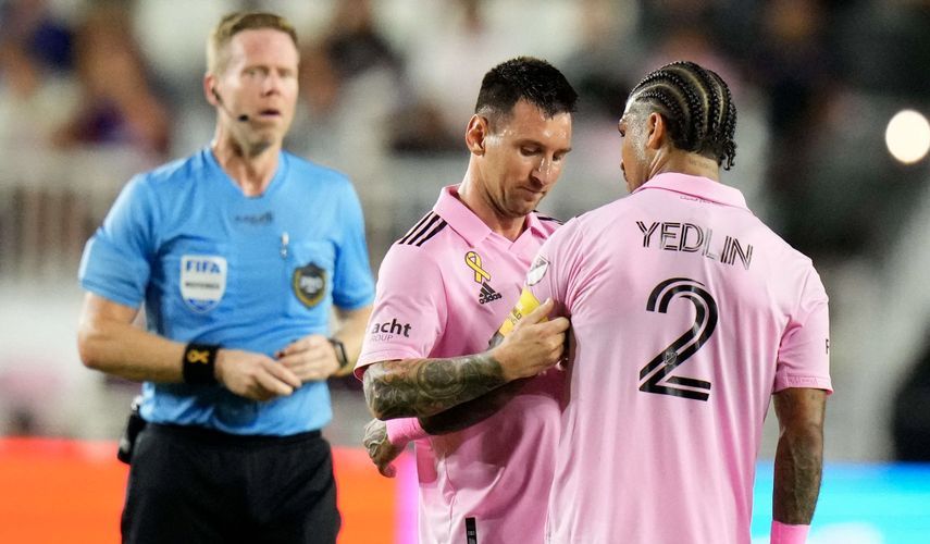 ميسي يسلم المدافع الأميركي يلدين شارة قيادة إنتر ميامي