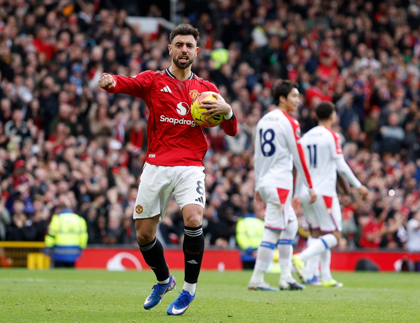 برونو فيرنانديز قائد مانشستر يونايتد يحتفل بعد تسجيل هدف التعادل في شباك كريستال بالاس بالدوري الإنجليزي الممتاز - 1 مارس 2026