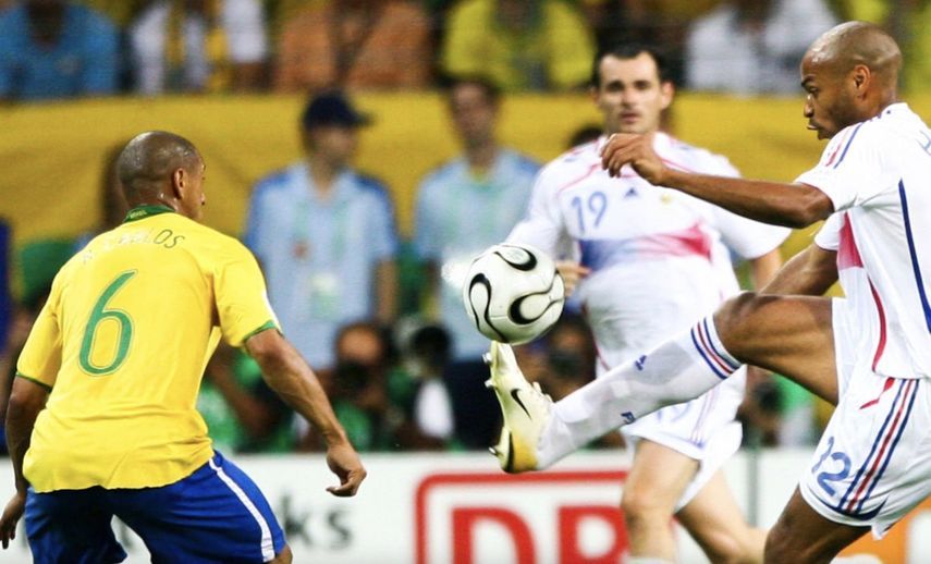 روبرتو كارلوس يعاني امام تييري هنري في ربع نهائي كأس العالم 2006
