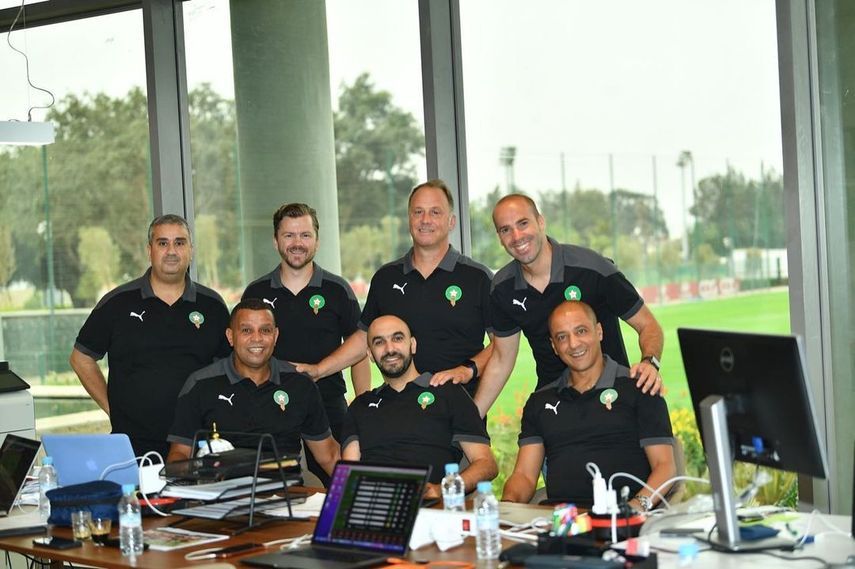 موسى الحبشي مع الطاقم الفني للمنتخب المغربي