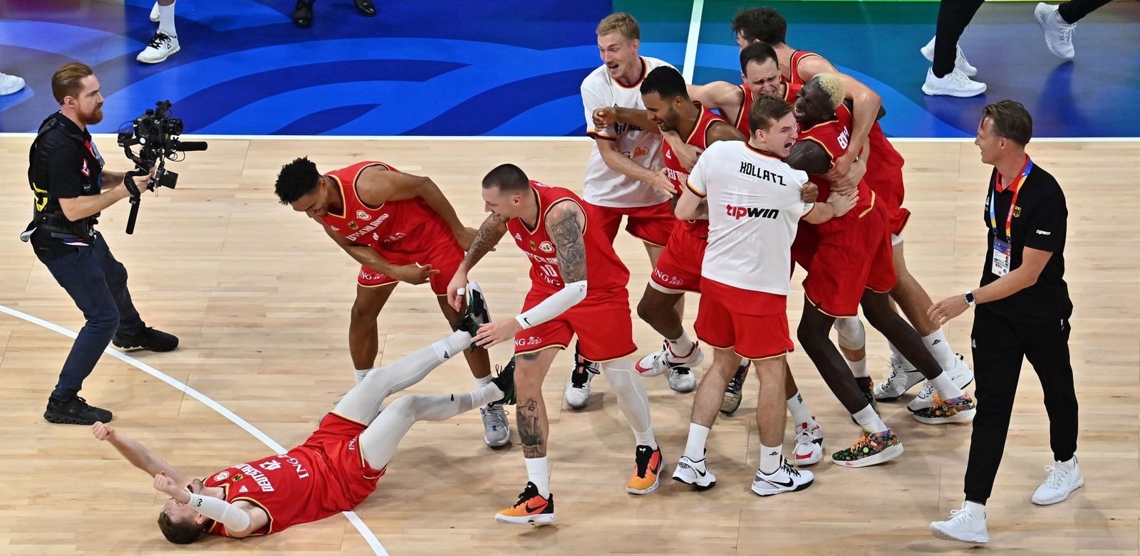 لاعبو منتخب ألمانيا يحتفلون بتأهلهم إلى نهائي كأس العالم لكرة السلة بعد فوزهم على الولايات المتحدة - 8 سبتمبر 2023