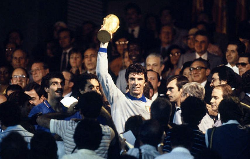 حارس ايطاليا التاريخي دينو زوف يحمل كأس العالم في اسبانيا 1982