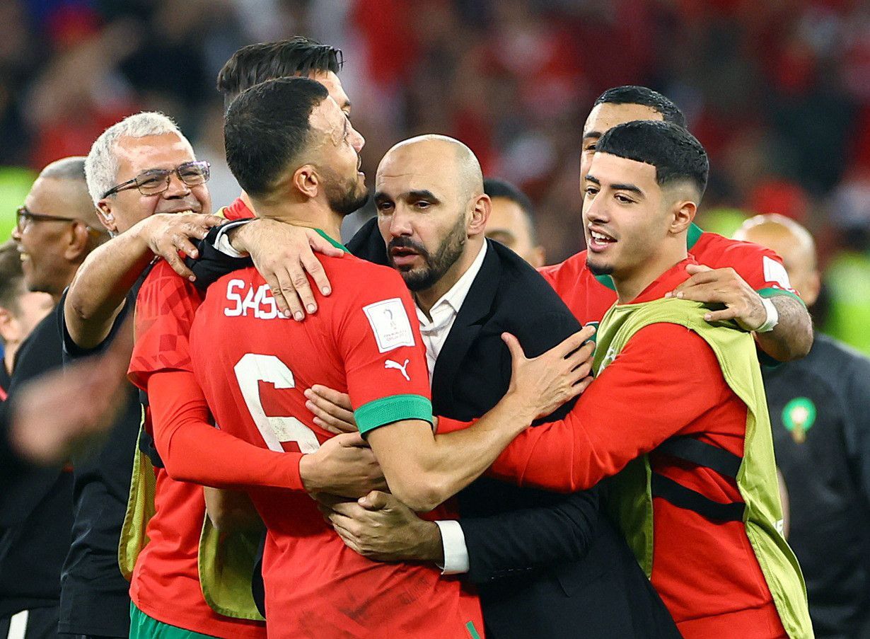 وليد الركراكي مدرب المنتخب المغربي يحتفل مع لاعبيه بعد الفوز على إسبانيا - 6 ديسمبر 2022