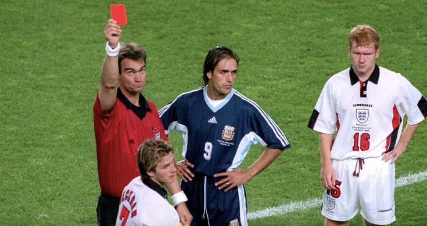 طرد ديفيد بيكهام أمام باتيستوتا وسكولز في مباراة إنجلترا والأرجنتين دور ال16 بكأس العالم 1998