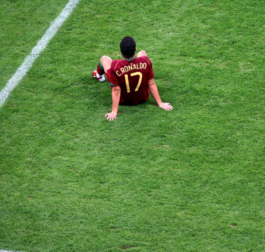 البرتغالي كريستيانو رونالدو محبط بعد خسارته نصف النهائي أمام فرنسا في مونديال ألمانيا 2006 