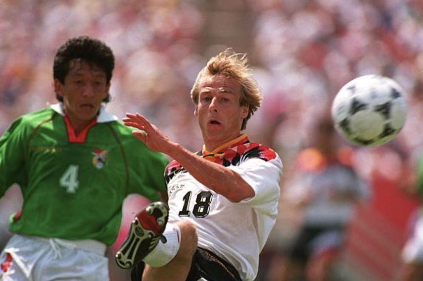 الالماني يورجن كلينسمان يسجل هدف افتتاح كأس العالم 1994