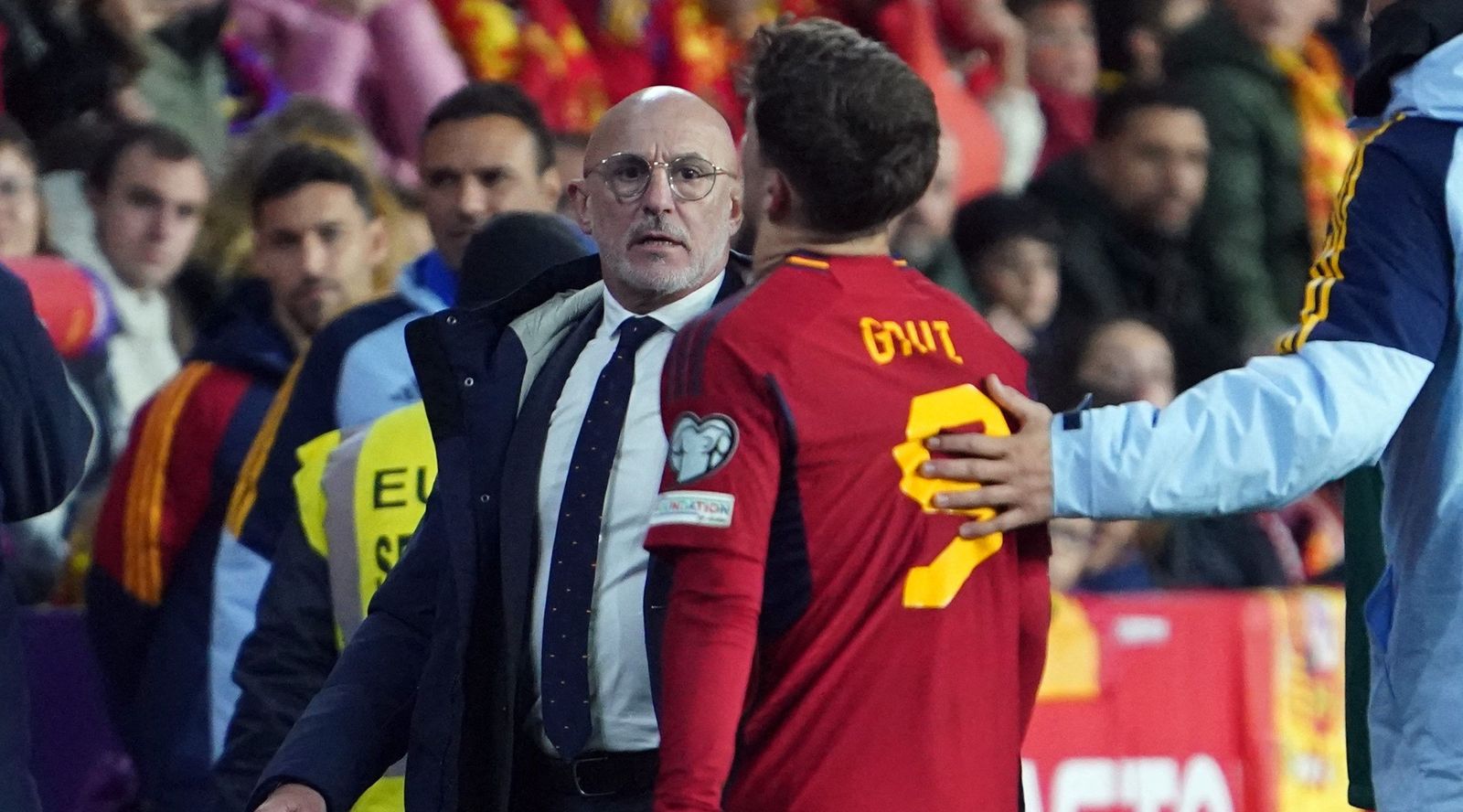مدرب إسبانيا لويس دي لا فوينتي ينظر إلى اللاعب غافي أثناء خروجه مصاباً من مباراة جورجيا في تصفيات يورو 2024 - 19 نوفمبر 2023