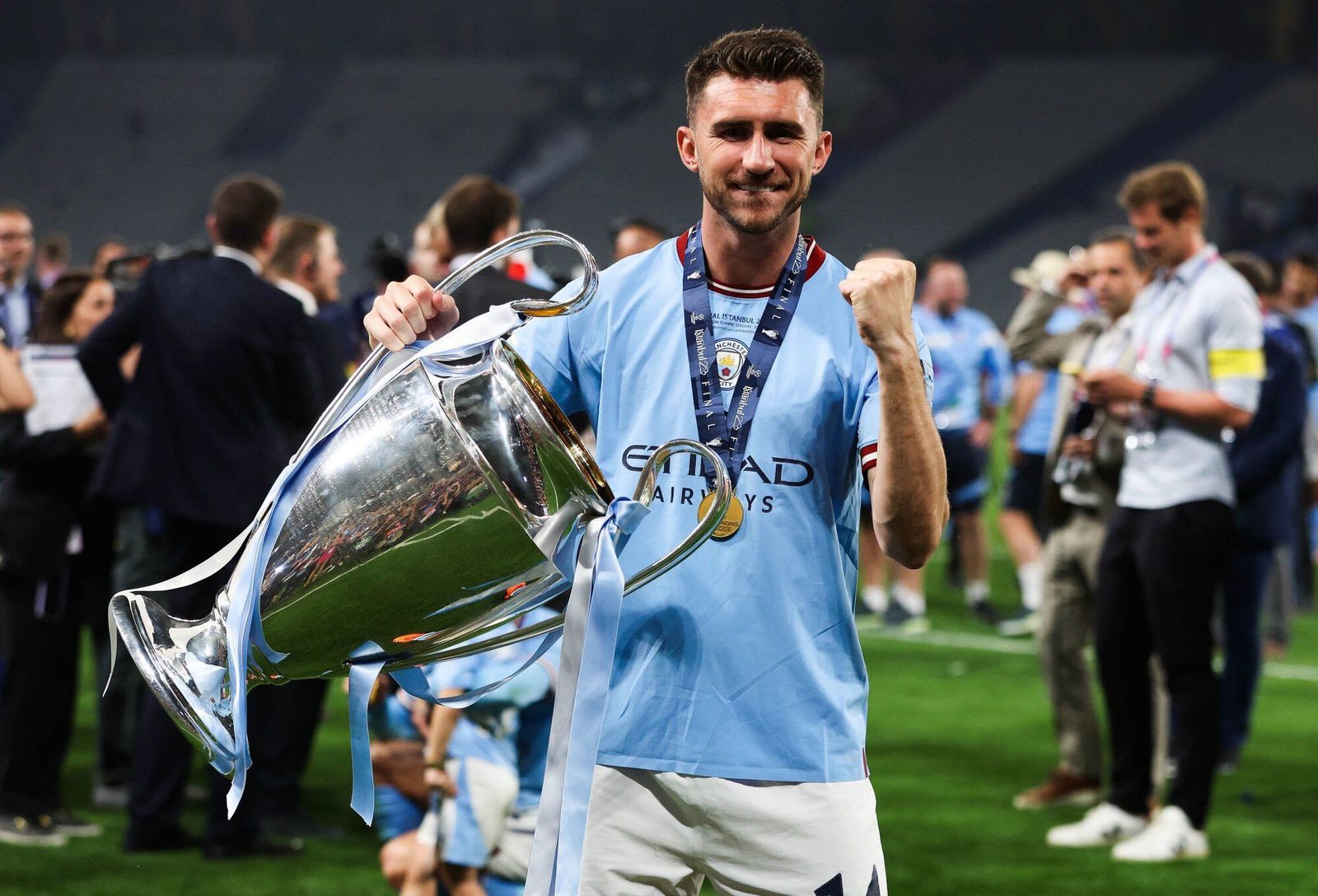 إيمريك لابورت مدافع مانشستر سيتي يحمل لقب دوري أبطال أوروبا - 10 يونيو 2023