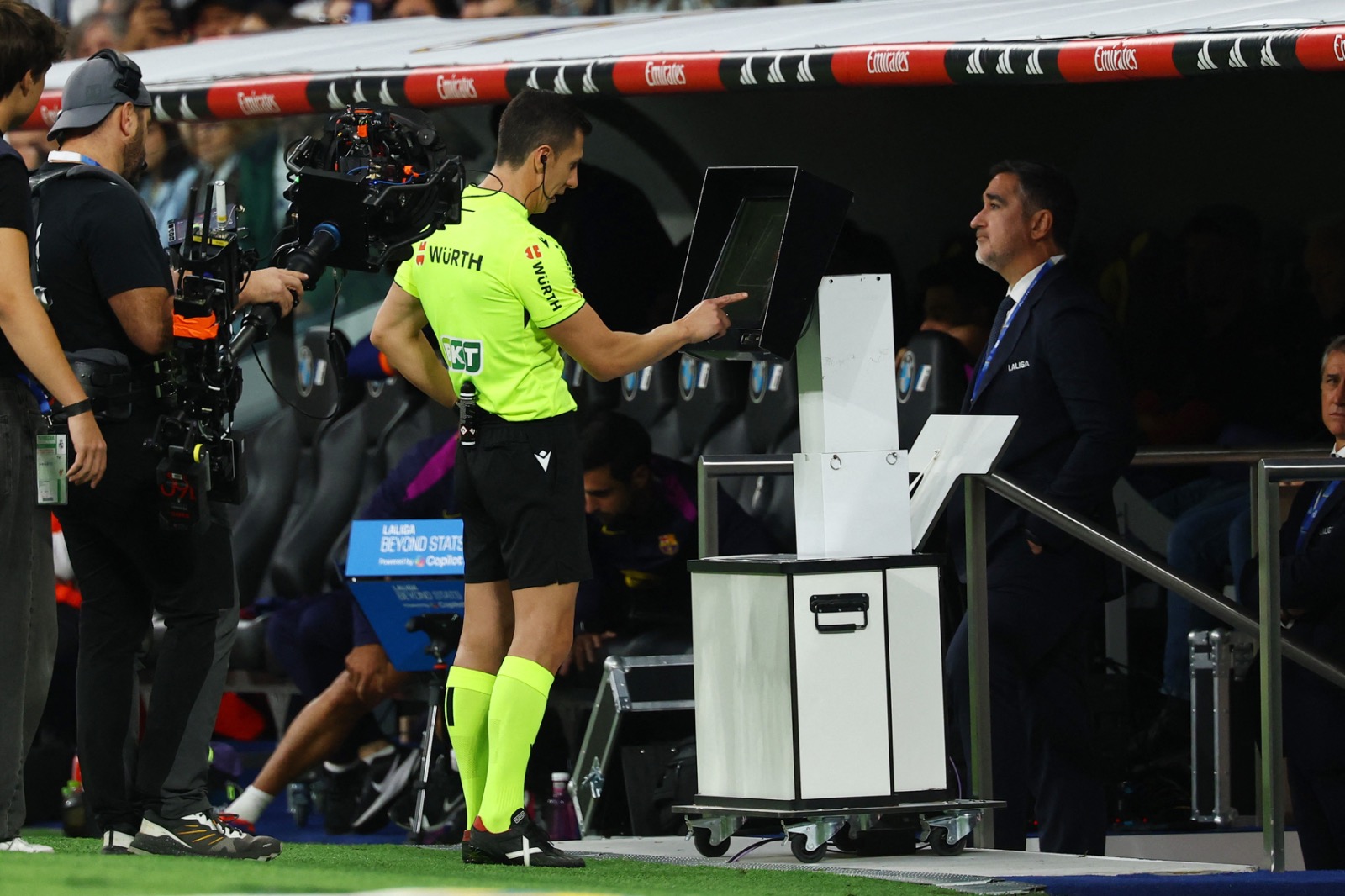 الحكم سيزار سوتو غرادو يراجع شاشة تقنية الفيديو المساعد (VAR) لمراجعة قرار منح ريال مدريد ركلة جزاء أمام برشلونة - 26 أكتوبر 2025