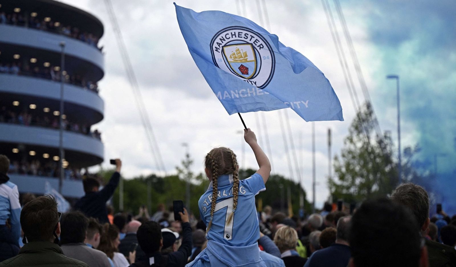 شعار وعلم مانشستر سيتي خارج ملعب طيران الاتحاد