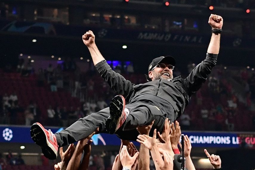 لاعبو ليفربول يحملون مدرب ليفربول الألماني يورغن كلوب بعد الفوز في نهائي دوري أبطال أوروبا - AFP