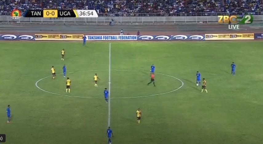 لحظة توقف مباراة تنزانيا وأوغندا في الدقيقة 36 من الشوط الأول بسبب انقطاع الكهرباء