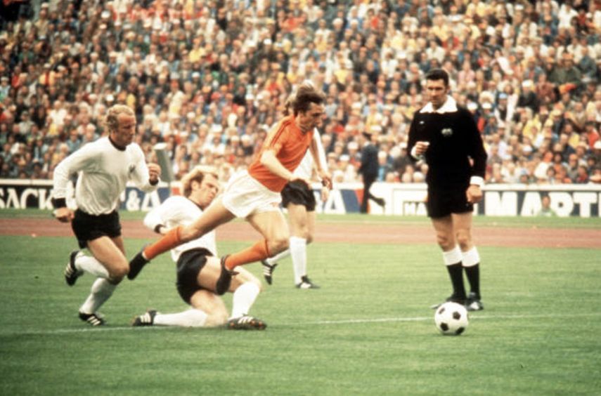 يوهان كرويف يحصل على ركلة جزاء في مباراة هولندا وألمانيا الغربية بنهائي مونديال 1974