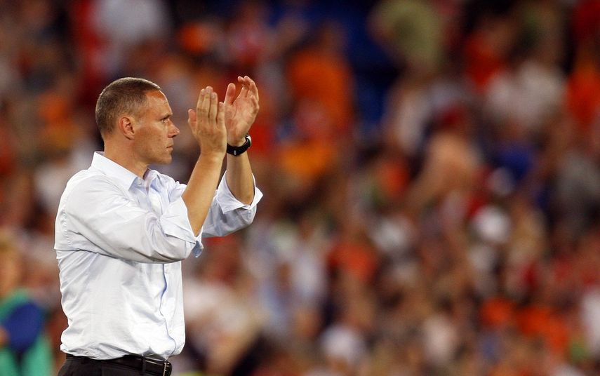 ماركو فان باستن خلال تدريبه لمنتخب هولندا في يورو 2008 - AFP