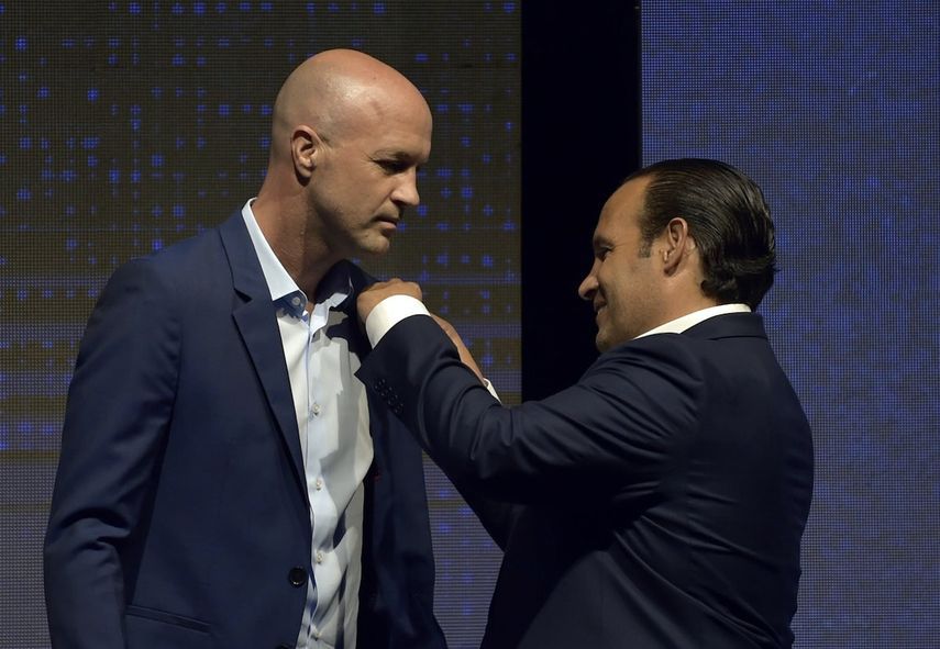 الرئيس السابق للاتحاد الإكوادوري لكرة القدم فرانسيسكو إيغاس رفقة الهولندي جوردي كرويف مدرب المنتخب - AFP