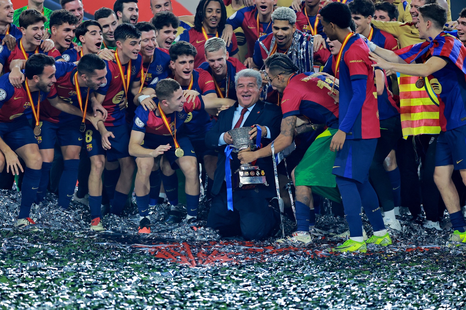 جوان لابورتا رئيس برشلونة يحتفل مع اللاعبين بكأس السوبر الإسباني في جدة - 12 يناير 2025