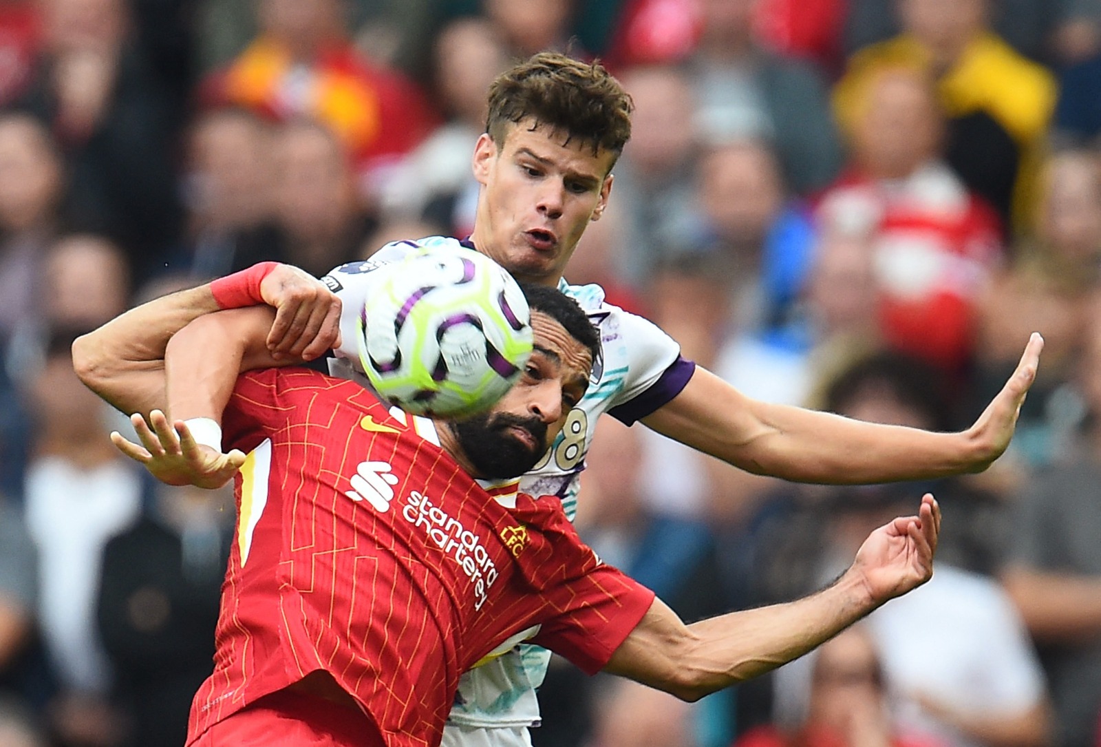 ميلوس كيركيز لاعب بورنموث يحاول قطع الكرة من محمد صلاح نجم ليفربول خلال مواجهة الفريقين في الدوري الإنجليزي الممتاز - 21 سبتمبر 2024