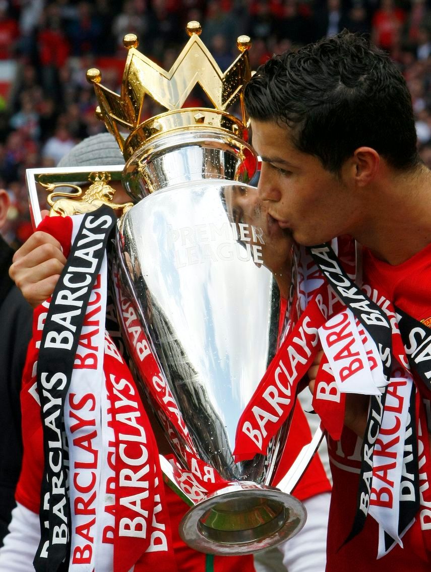 لاعب مانشستر يونايتد كريستيانو رونالدو يقبل الكأس التي أحرزها عقب الفوز بلقب الدوري الإنجليزي الممتاز عام 2009 - REUTERS