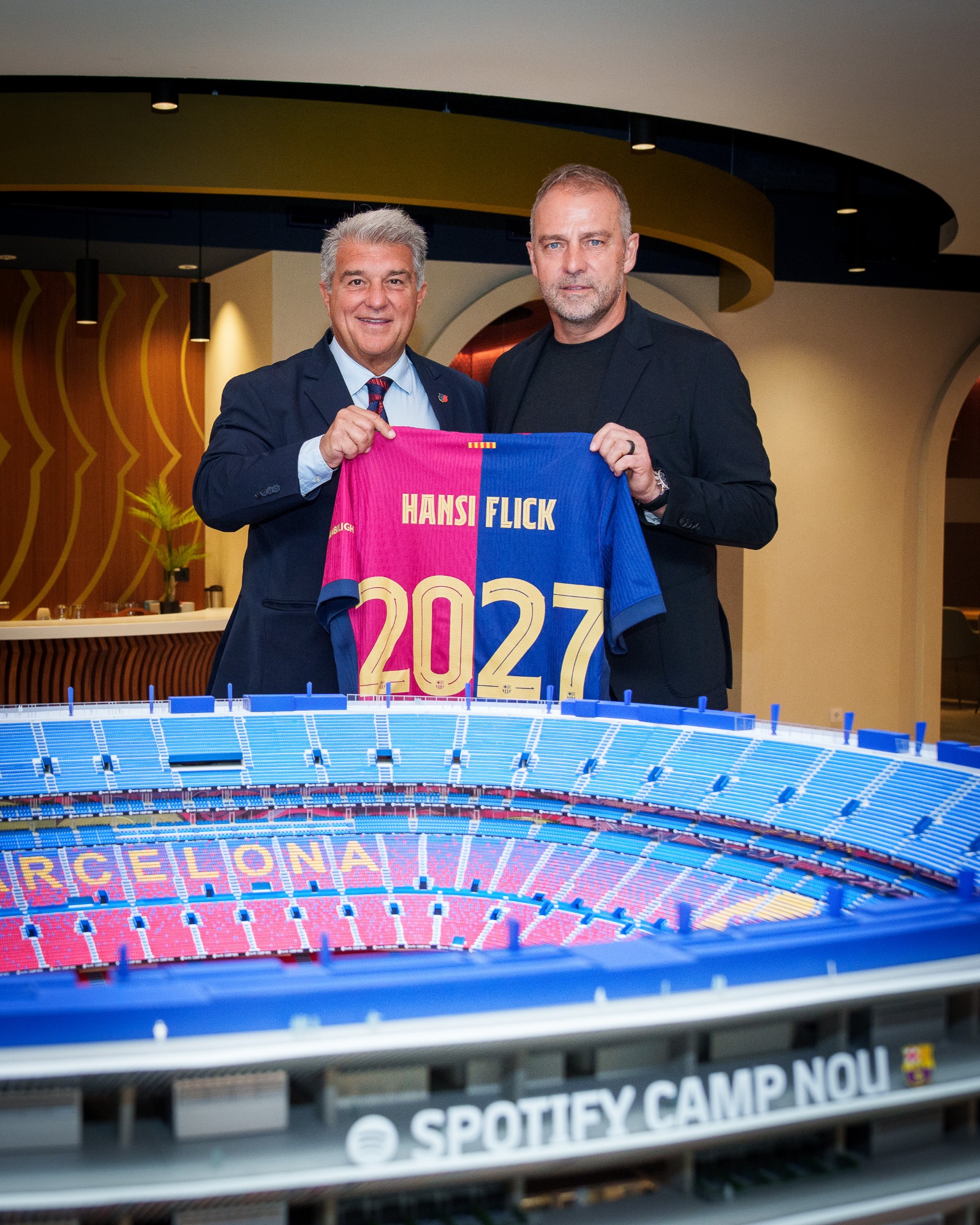هانزي فليك مدرب برشلونة رفقة رئيس النادي جوان لابورتا بعد تمديد عقده حتى 2027 - 21 مايو 2025