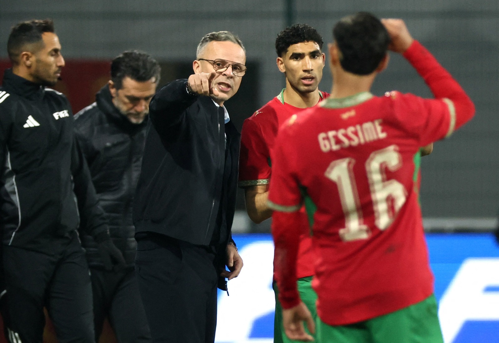 مدرب المنتخب المغربي محمد وهبي في حديث مع القائد أشرف حكيمي خلال مواجهة باراغواي الودية - 31 مارس 2026