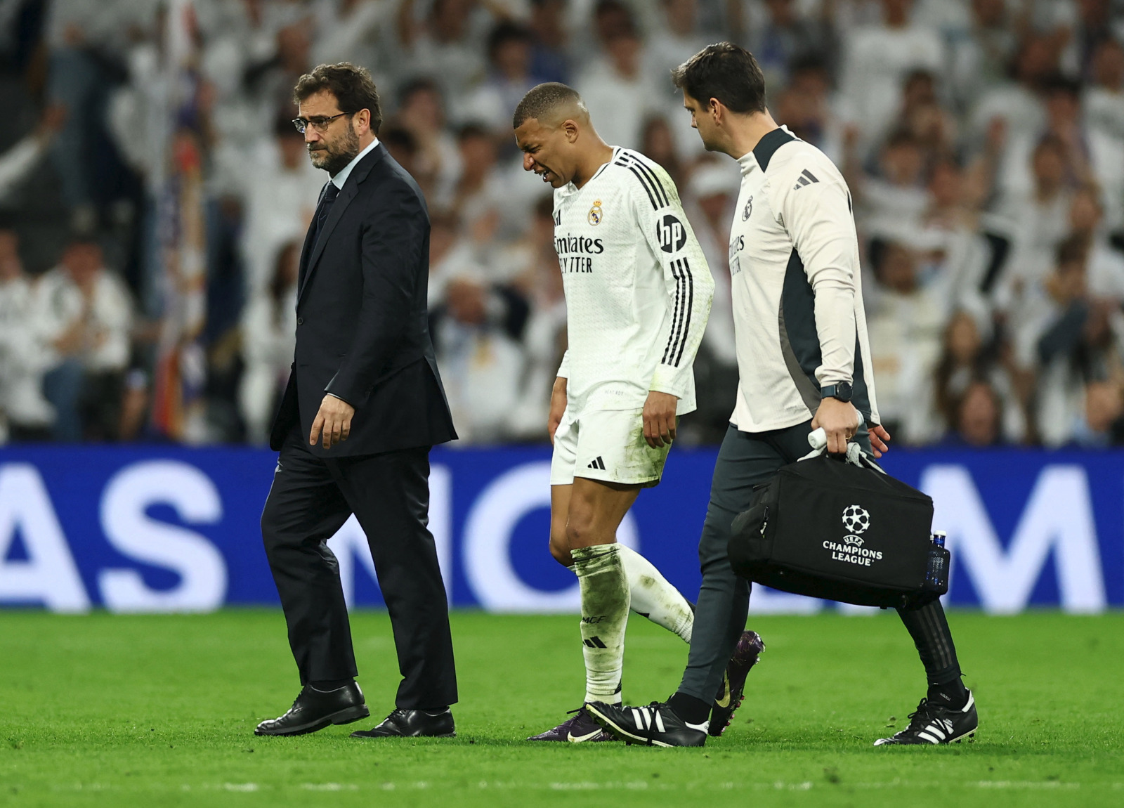 كيليان مبابي يخرج من الملعب مصاباً خلال مباراة بين ريال مدريد وأرسنال في دوري أبطال أوروبا - 16 أبريل 2025