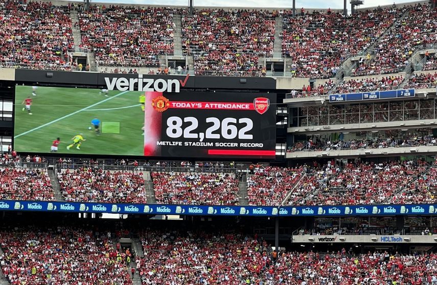 شاشة العرض تشير لحضور 82 ألفاً و262 مشجع بودية أرسنال ومانشستر يونايتد عام 2023