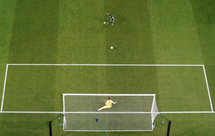 سالم الدوسري لاعب المنتخب السعودي يسدد ركلة الجزاء التي تصدى لها الحارس البولندي تشيزني - 26 نوفمبر 2022