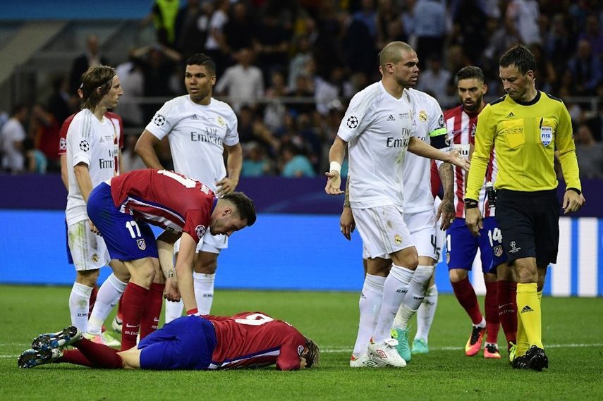 الحكم كلاتينبرغ يتحدث مع الدولي البرتغالي بيبي مدافع ريال مدريد في نهائي رابطة أبطال أوروبا 2016 - AFP