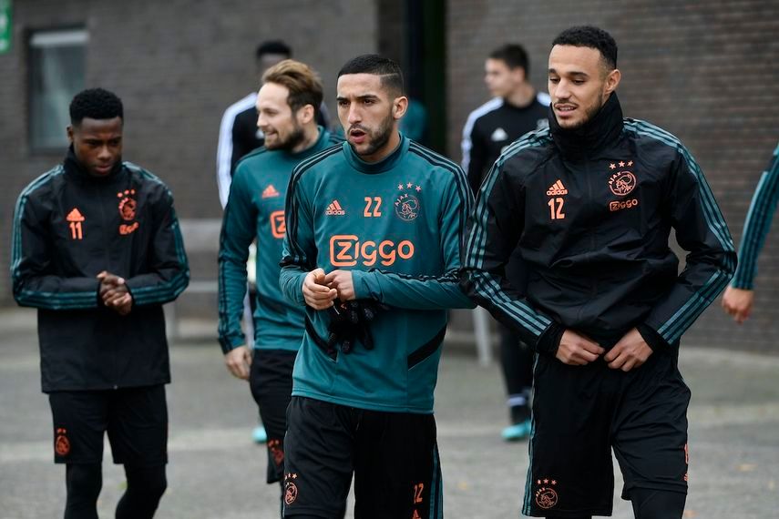 نصير مزراوي رفقة مواطنه حكيم زياش بألوان أياكس الهولندي - AFP