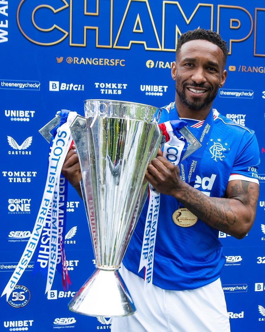 جيرمين ديفو مهاجم رينجرز الإسكتلندي يحتفل بالتتويج بالدوري