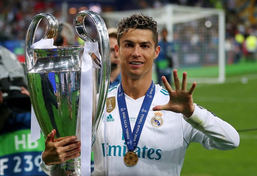 كريستيانو رونالدو يحمل كاس دوري أبطال أوروبا بقميص ريال مدريد - REUTERS